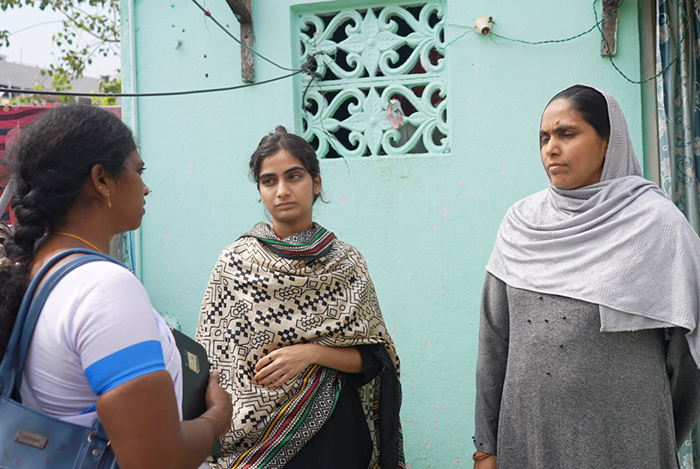 Sunaiyna and her mother speaking to an ASHA health worker