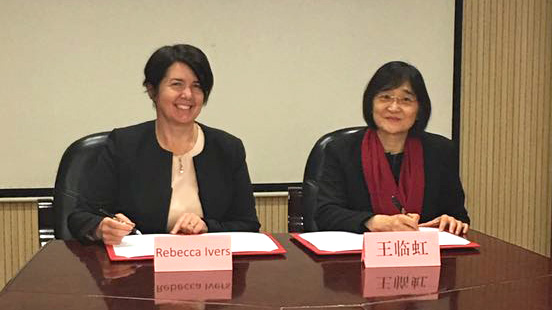 Professors Rebecca Ivers and Linhong Wang signing the Memorandum of Understanding.