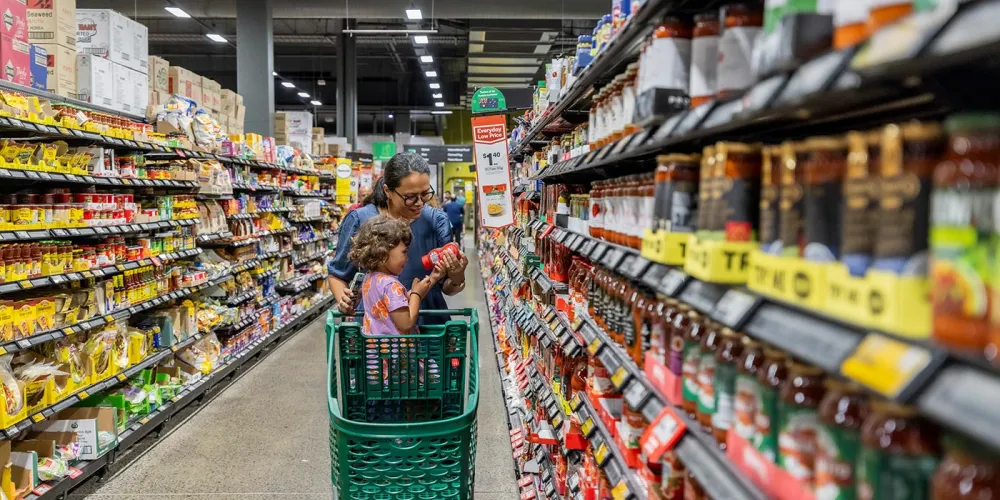 Woman with child in the shopping isle